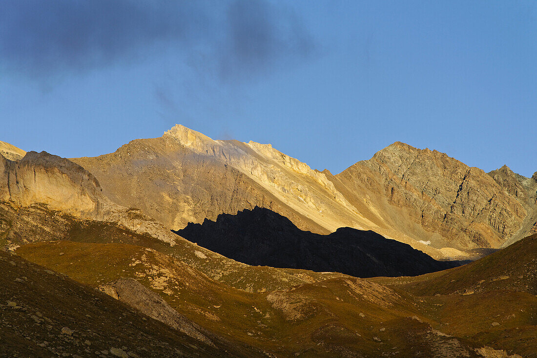 Licht und Schatten am Col Lauson, Crête du Tuf, Nationalpark Gran Paradiso, Aostatal, Italien