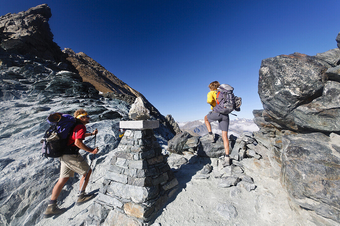 Wanderer auf dem Gipfel vom Col Lauson, Nationalpark Gran Paradiso, Aostatal, Italien