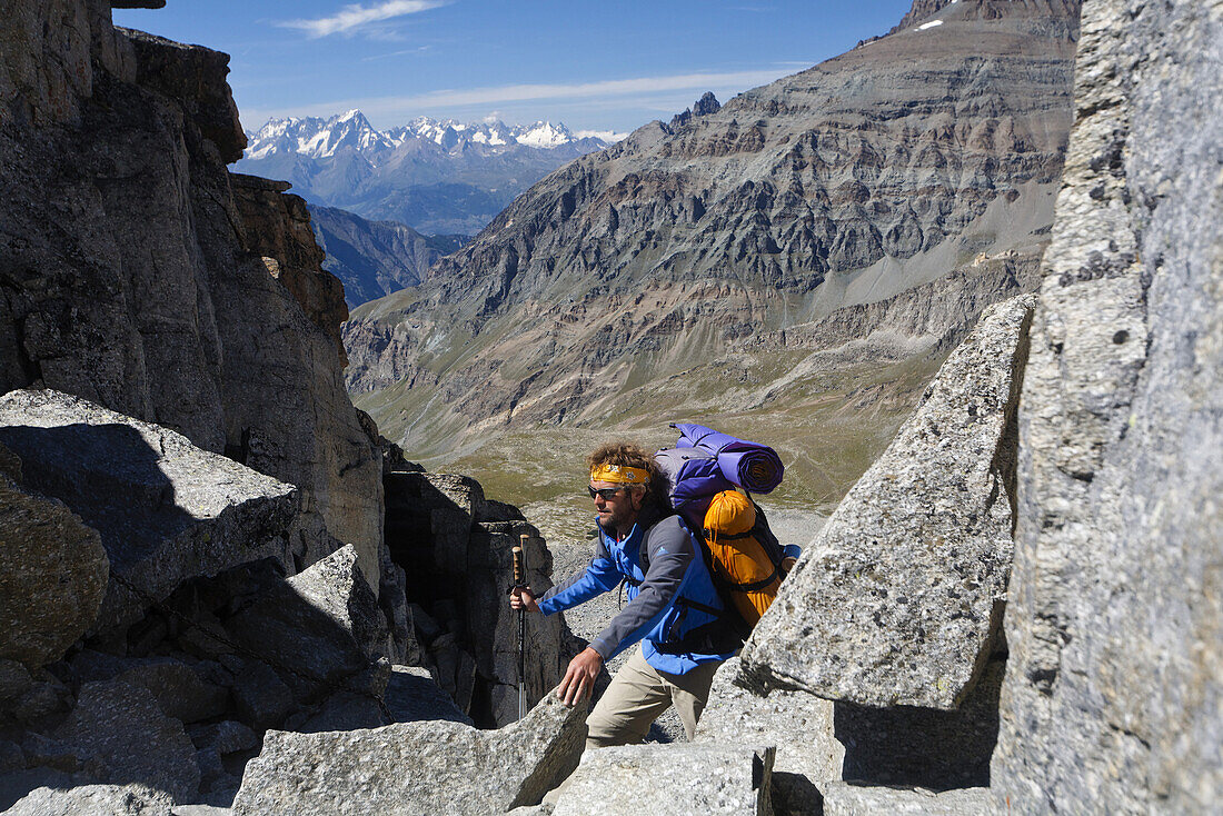 Mann beim Trekking erreicht einen Pass, Passage du Grand Neyron, Nationalpark Gran Paradiso, Aostatal, Italien