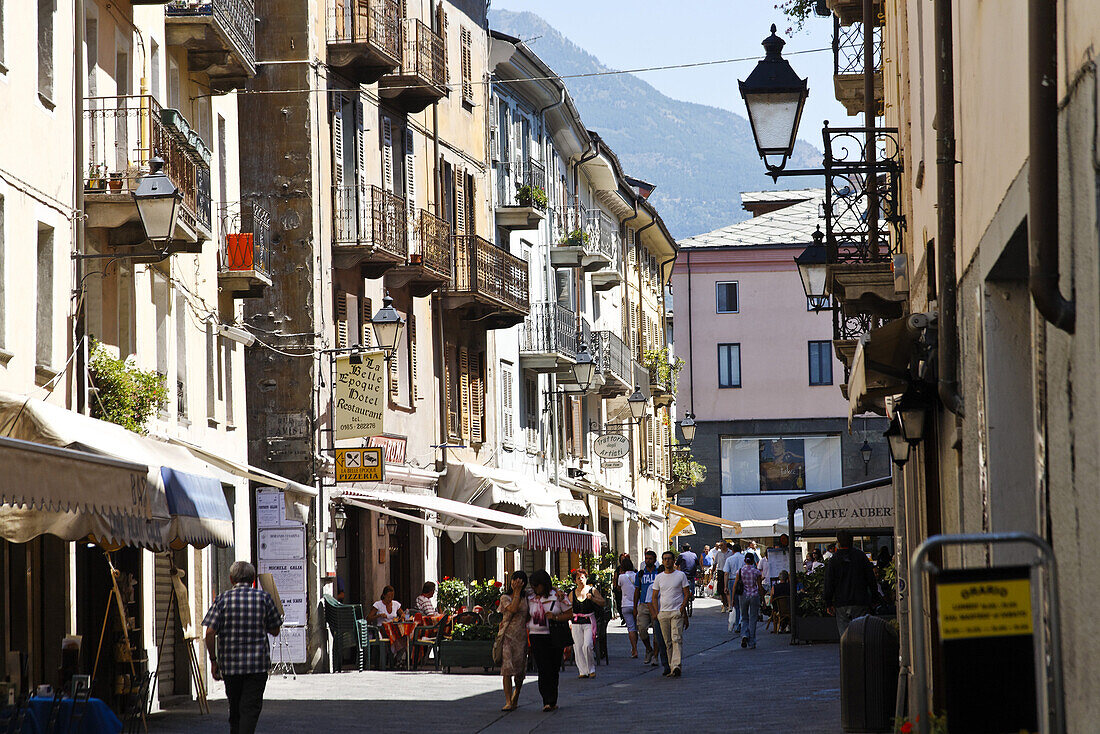 Straßenszene in der Altstadt, Aosta, Aostatal, Italien