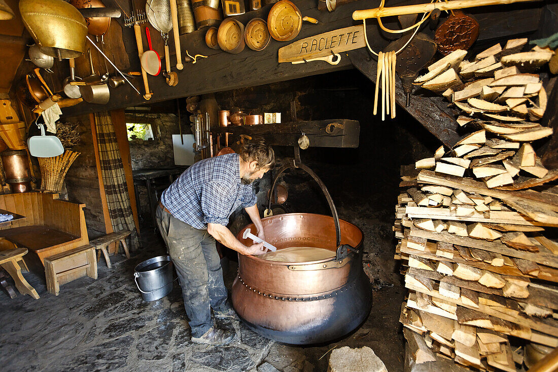 Mann bei traditioneller Käseherstellung, Alp Lapisa, Val d'Illiez, Unterwallis, Wallis, Schweiz