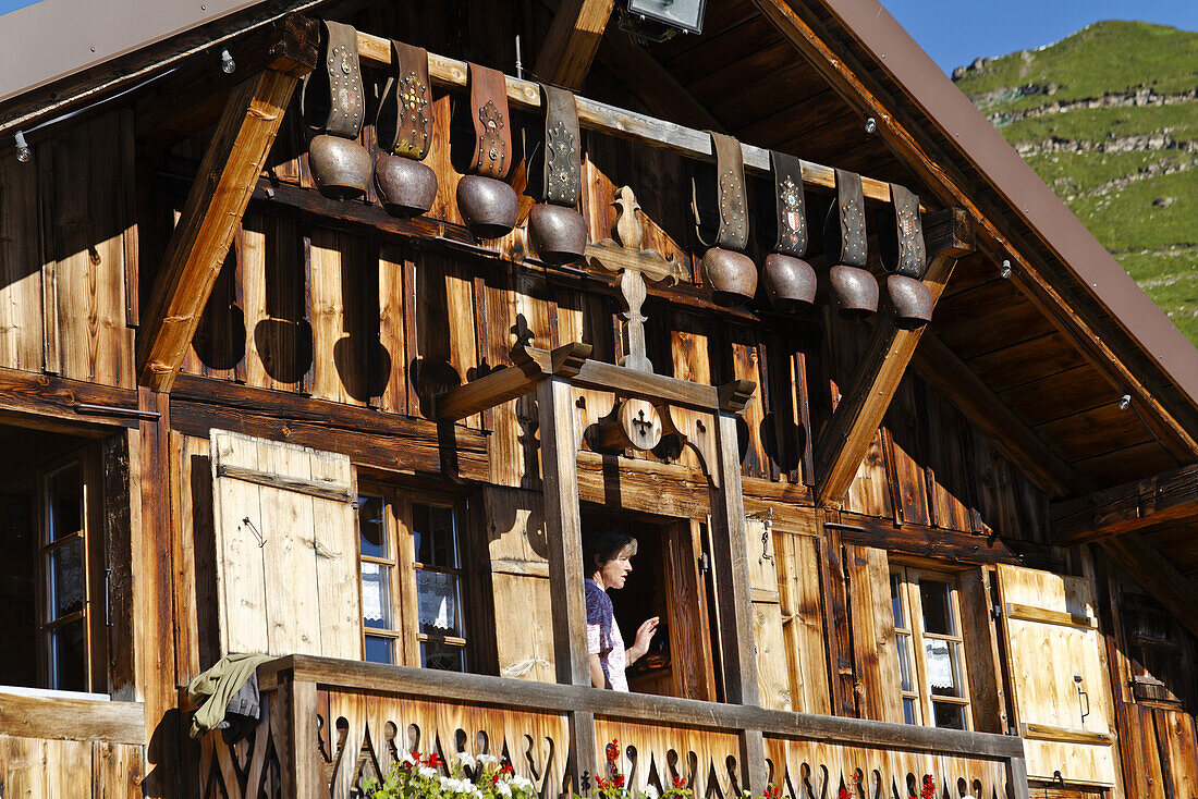Kuhglocken an einer Almhütte, Alp Chaux Paulin, Val d'Illiez, Unterwallis, Wallis, Schweiz