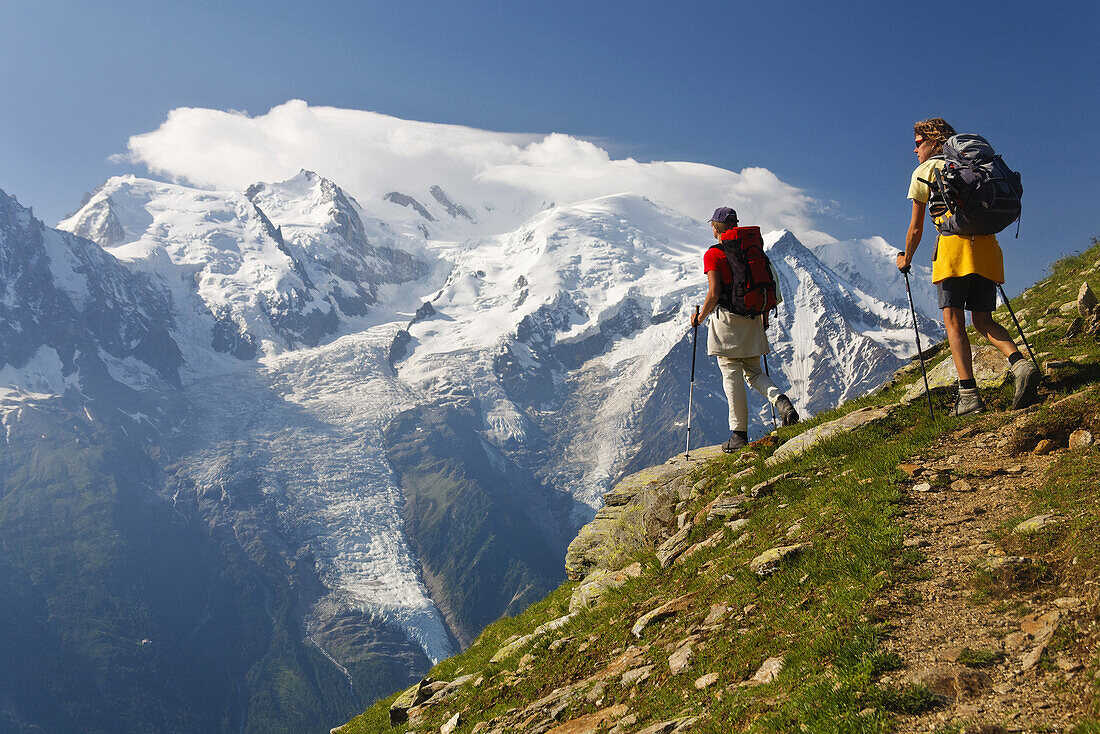 Zwei Frauen beim Wandern am Col de Brévent, Mont Blanc im Hintergrund, Rhone-Alpes, Frankreich