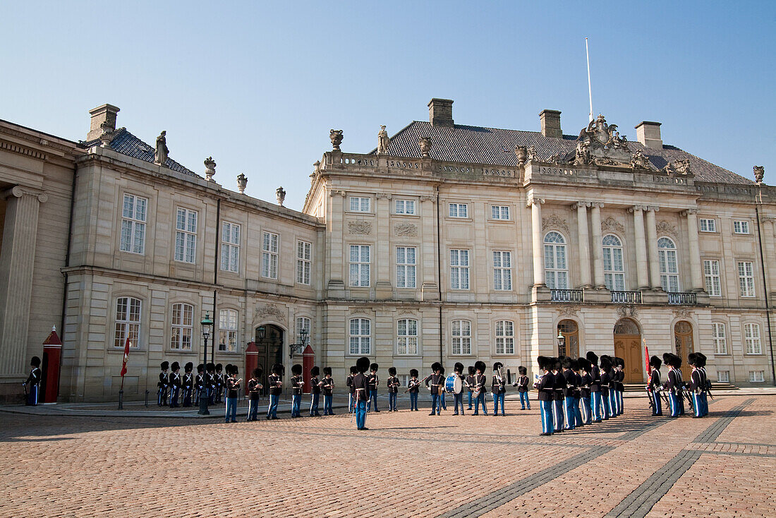 Wachwechsel der königlichen Leibgarde auf dem Schlossplatz von Schloss Amalienborg, Kopenhagen, Dänemark