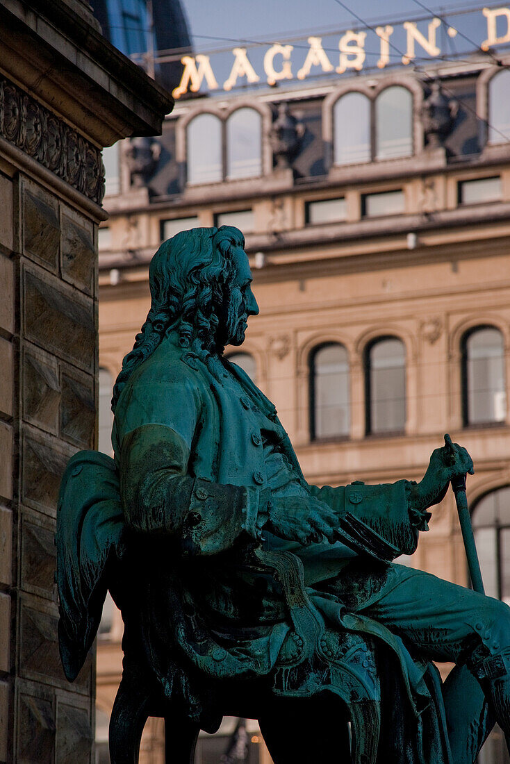 Standbild Ludvig Holberg vor dem Königlichen Theater, Kopenhagen, Dänemark