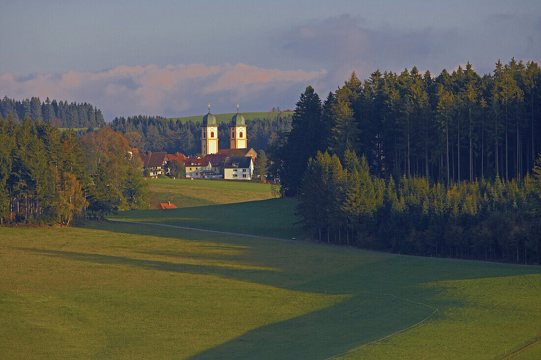 St. Märgen mit Kirche, Herbstabend, Südlicher Schwarzwald, Schwarzwald, Baden-Württemberg, Deutschland, Europa