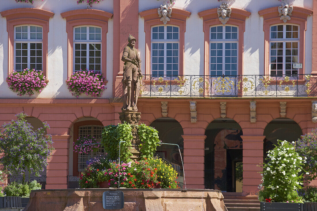 Marktbrunnen (Röhrbrunnen) auf dem Marktplatz und Rathaus in Gengenbach, Teilansicht, Sommer, Gengenbach, Ortenaukreis, Schwarzwald, Baden-Württemberg, Deutschland, Europa