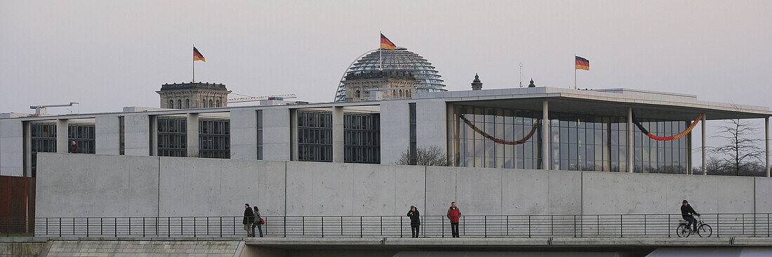 Paul-Löbe-Haus und Reichstagskuppel, Regierungsviertel, Berlin, Deutschland