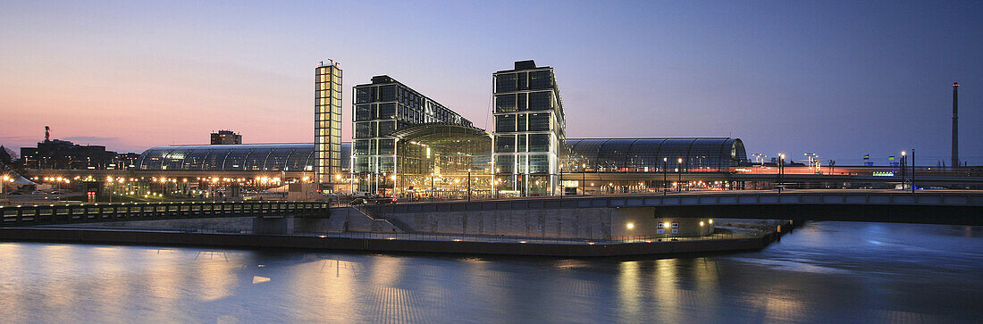 Berliner Hauptbahnhof im Abendlicht mit Spree, Berlin, Deutschland