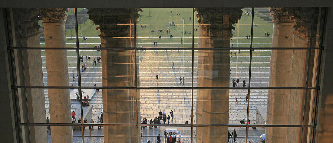 Blick aus dem Inneren des Reichstag, Regierungsviertel, Berlin, Deutschland