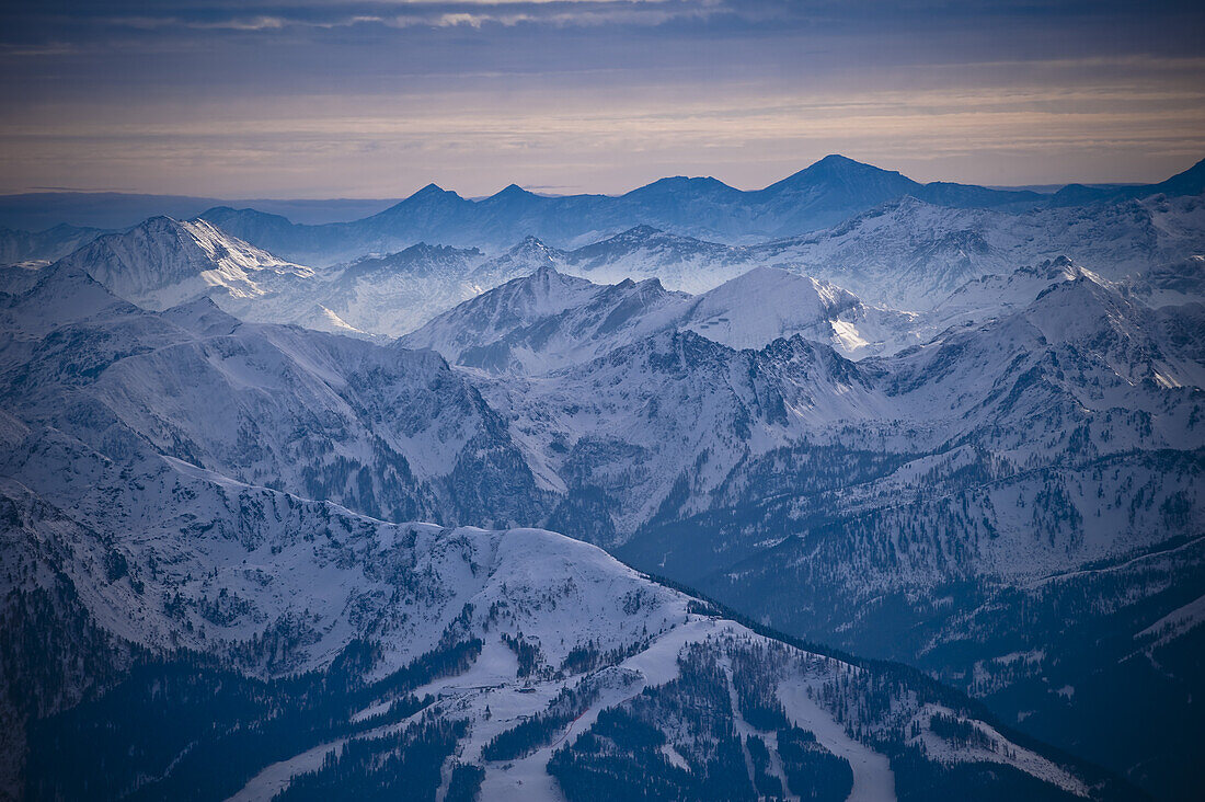 Blick vom Dachstein auf Koppenkarstein und Schladminger Tauern, Steiermark, Österreich