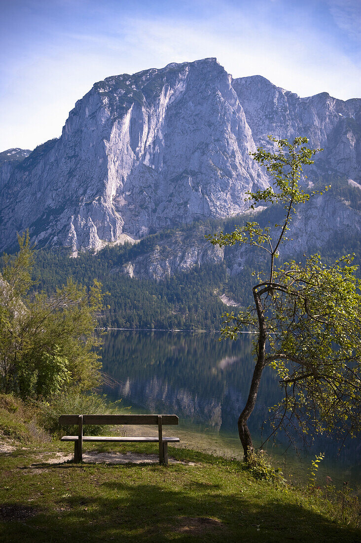 Bank am Altausseer See, Trisselwand im Hintergrund, Steiermark, Österreich