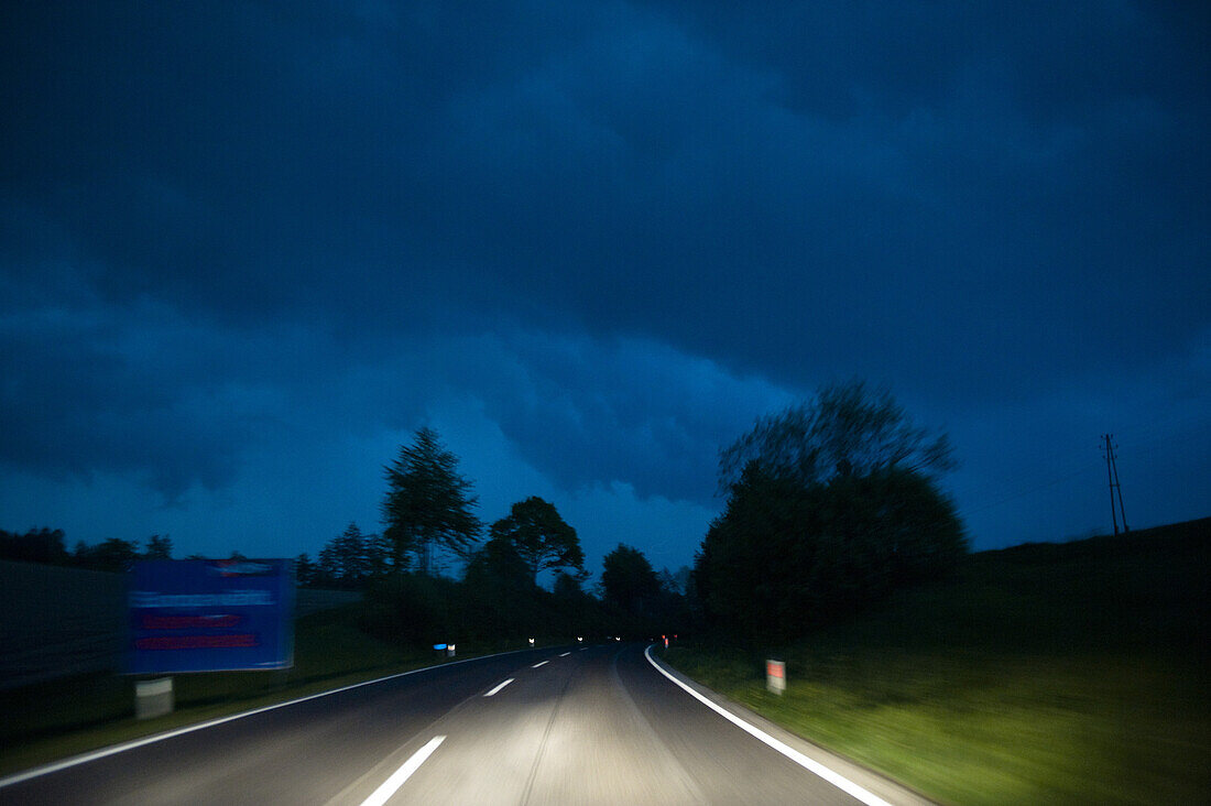Landstraße bei Nacht, Österreich