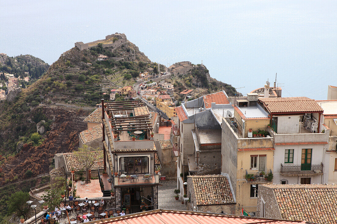 Blick auf Castelmola und Taormina, Provinz Messina, Sizilien, Italien, Europa