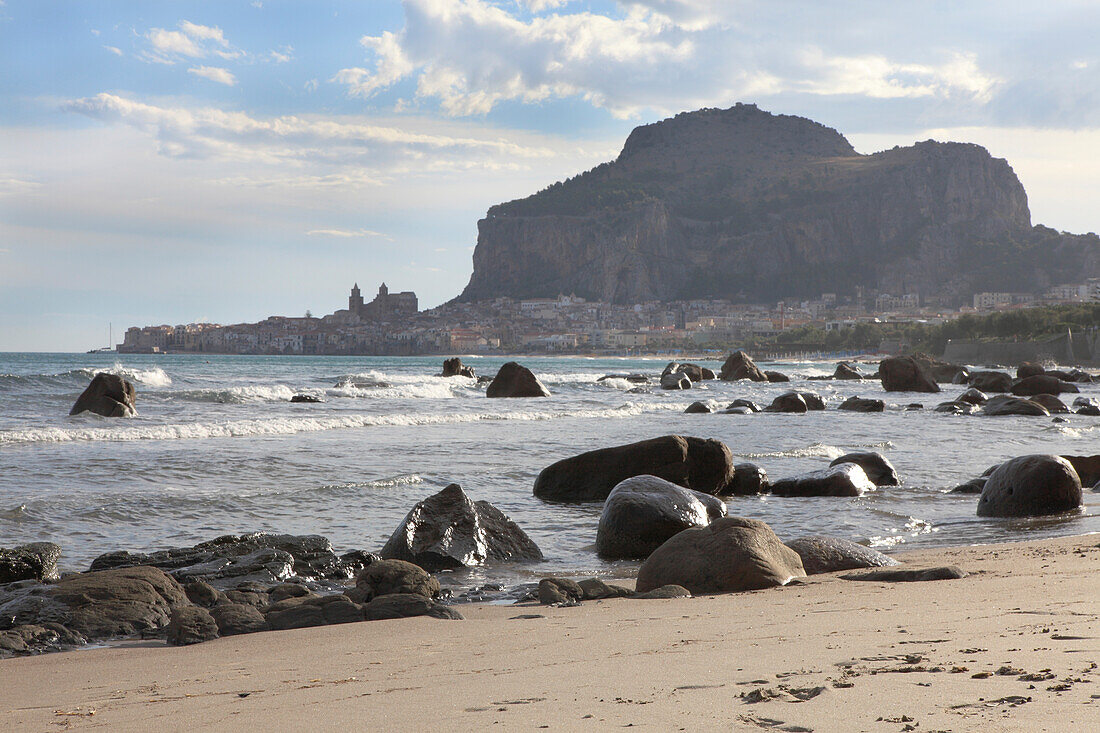 Strand von Cefalù mit dem Felsen Rocca di Cefalù, Provinz Palermo, Sizilien, Italien, Europa