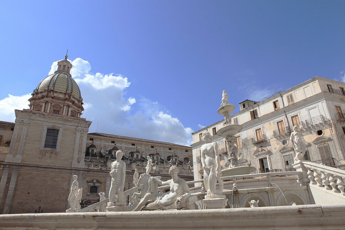 Brunnen auf der Piazza Fontana Pretoria und Kirche San Jose de Teatini, Palermo, Provinz Palermo, Sizilien, Italien, Europa