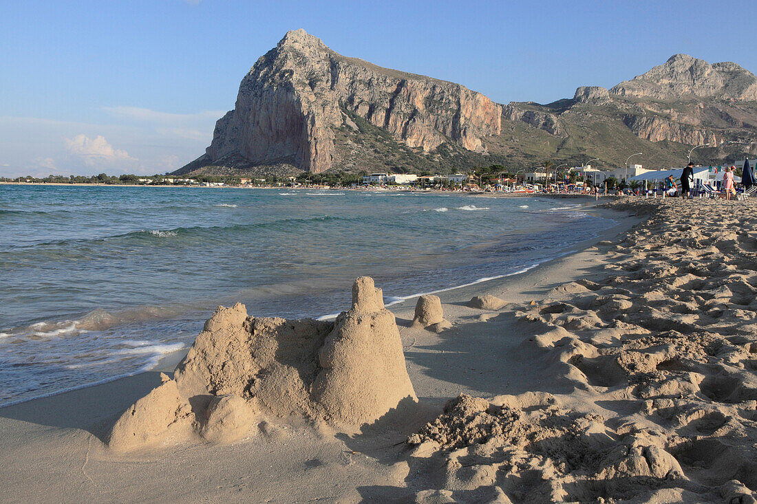 Sandburg am Strand von San Vito lo Capo, Provinz Trapani, Sizilien, Italien, Europa