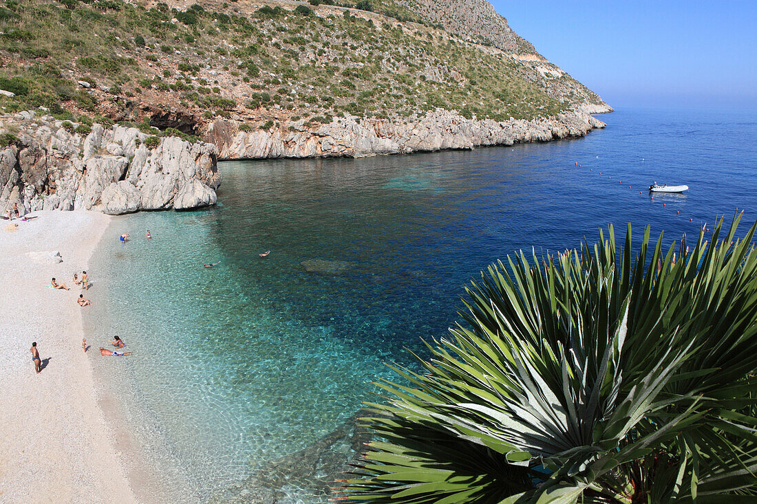 Menschen am Strand in einer Bucht, Naturreservat Zingaro, Provinz Trapani, Sizilien, Italien, Europa