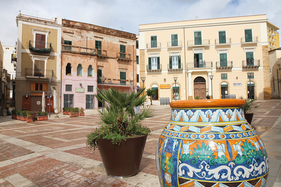 Blick auf Keramikgefäss und Häuser am Platz Piazza Duomo, in Sciacca, Provinz Agrigento, Sizilien, Italien, Europa