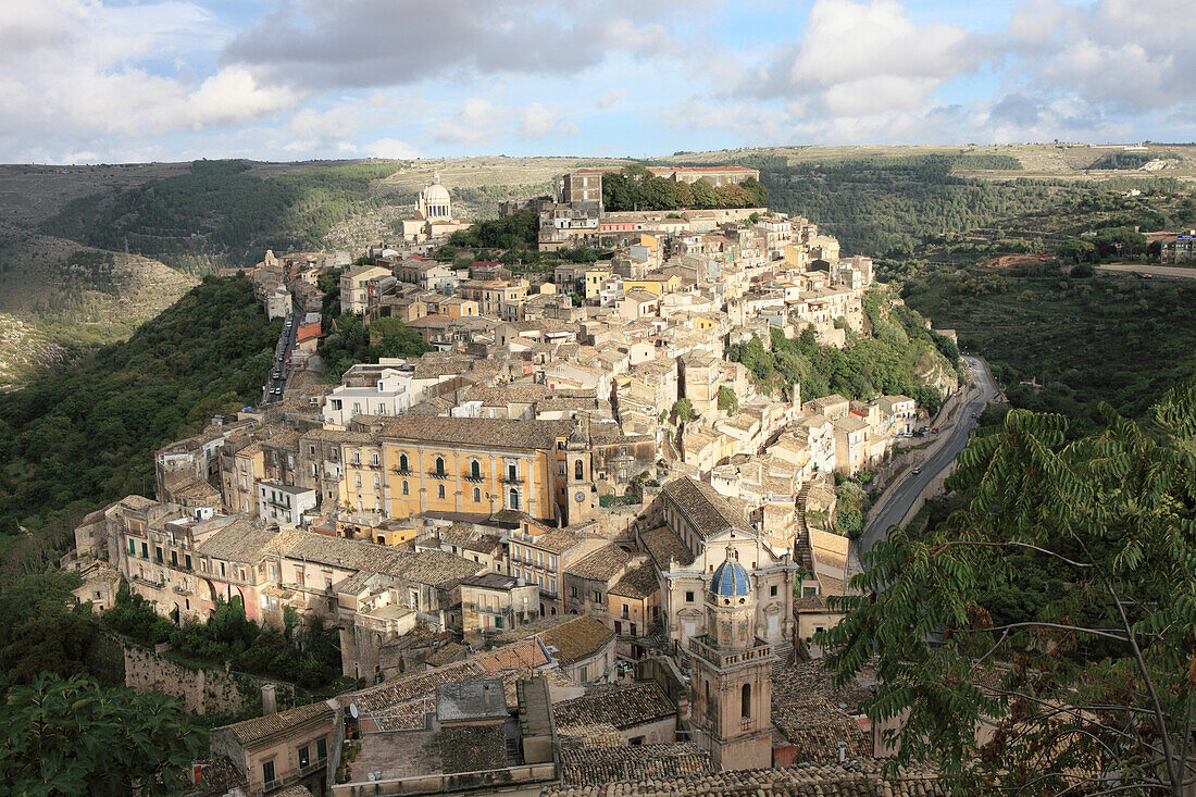 Blick auf das barocke Ragusa Ibla unter Wolkenhimmel, Provinz Ragusa, Sizilien, Italien, Europa