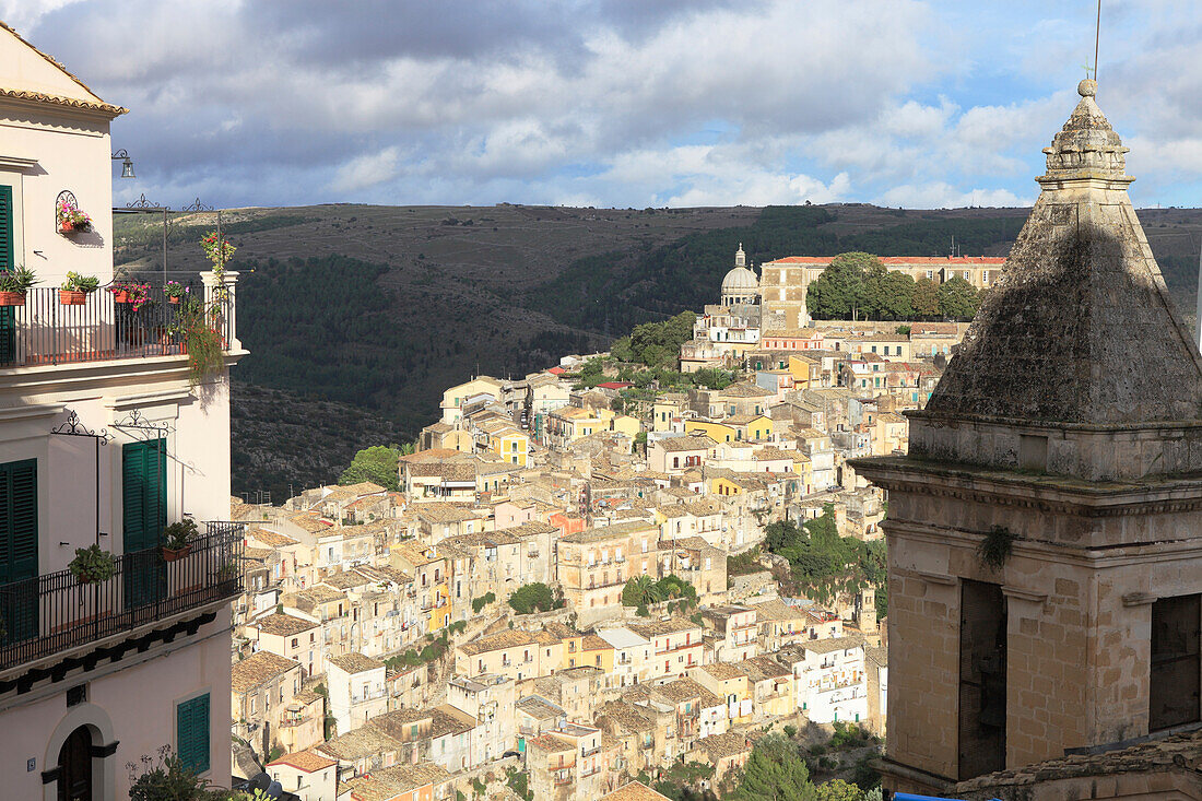 Blick auf Häuser des barocken Ragusa Ibla, Provinz Ragusa, Sizilien, Italien, Europa