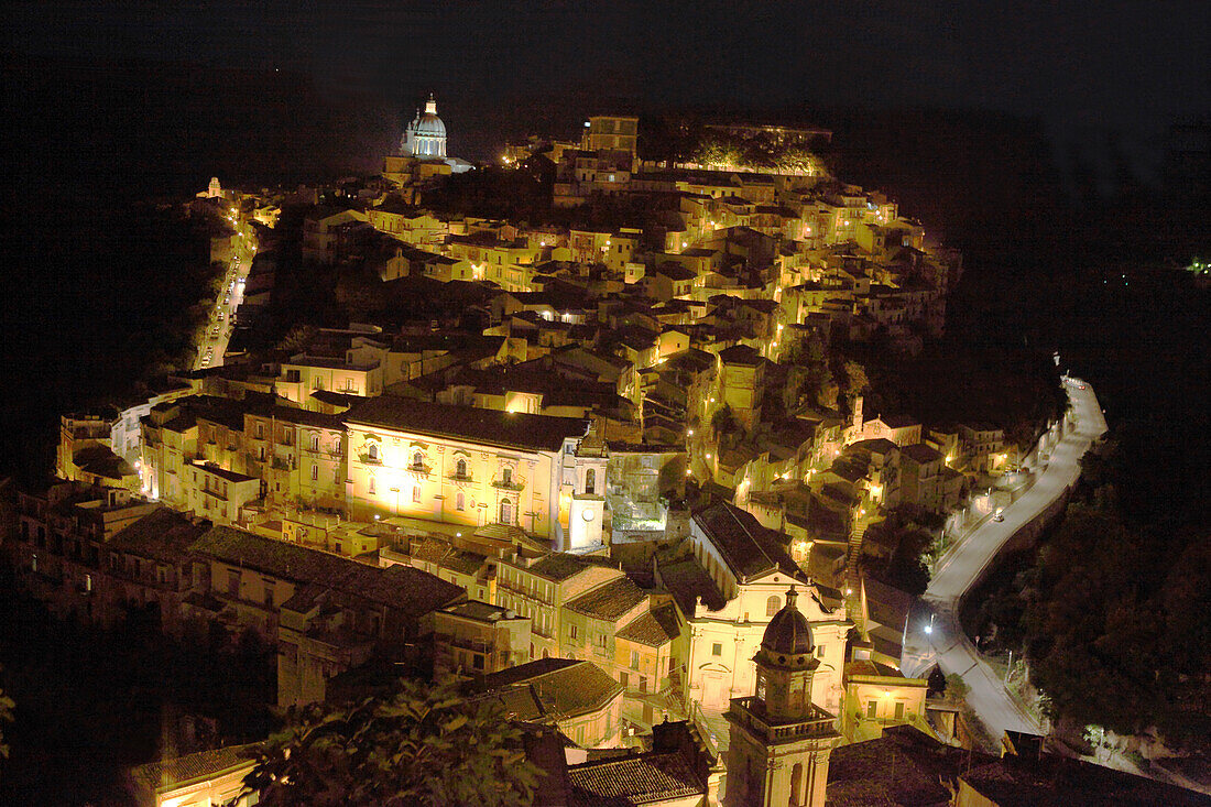 Blick auf das barocke Ragusa Ibla bei Nacht, Provinz Ragusa, Sizilien, Italien, Europa