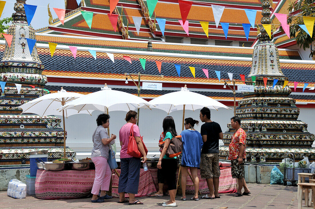 Menschen an einem Essensstand im Tempel Wat hPo, Bangkok, Thailand, Asien