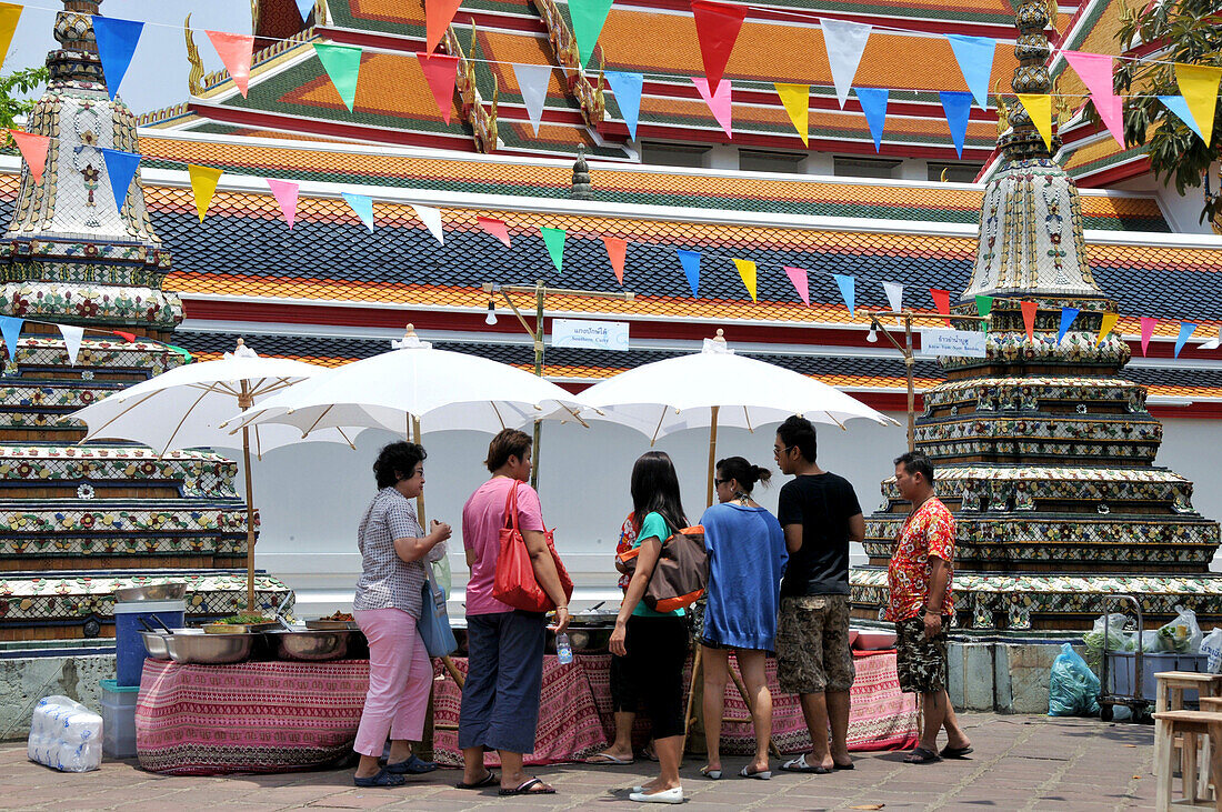 People at a foodstall inside Wat Pho temple, Bangkok, Thailand, Thailand, Asia