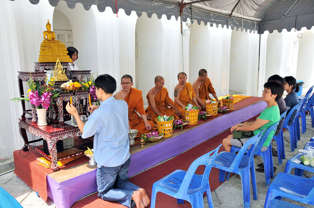 Gläubige und Mönche im Tempel Wat Prayunrawonsawatt, Bangkok, Thailand, Asien