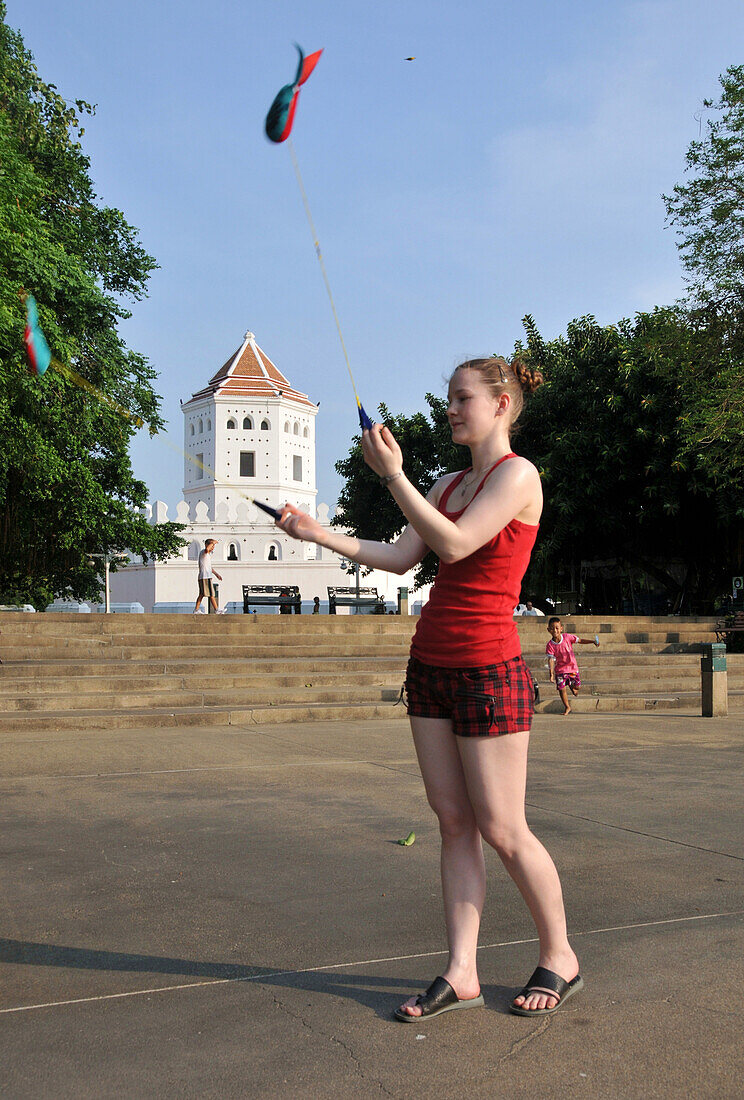 Mädchen am Suan Santchai Prakarn, altes Fort in einem Park, Bangkok, Thailand, Asien