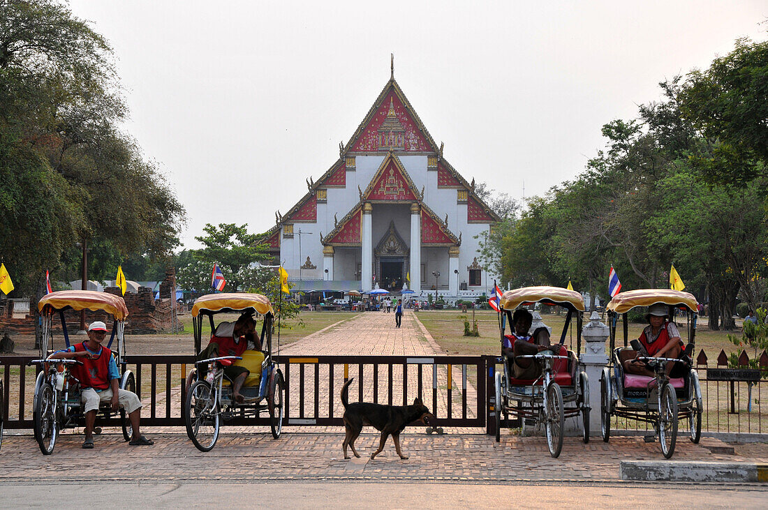 Driver in their trishaws in front of Wat Mongkol Bobit temple, old kingdomtown Ayutthaya, Thailand, Asia