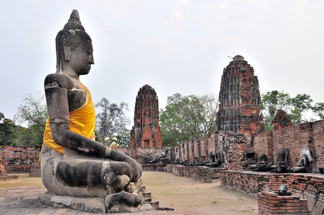 Grosse Buddhastatue am Wat Mahathat Tempel, alte Königsstadt Ayutthaya, Thailand, Asien