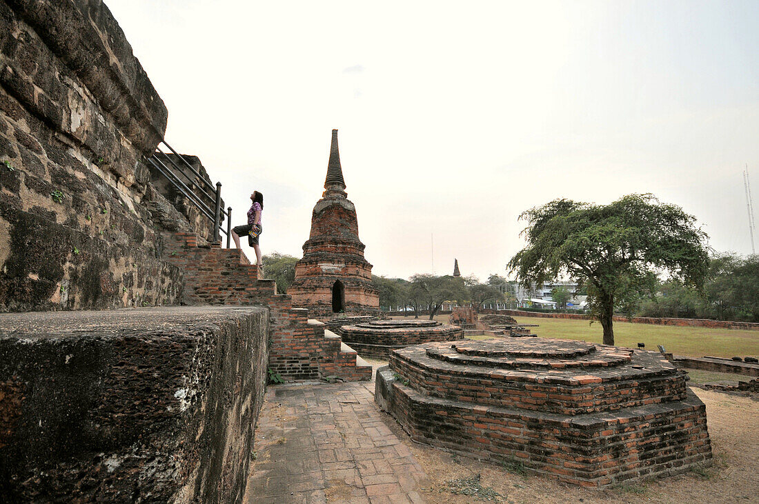 Touristin am Wat Raj Burana Tempel, alte Königsstadt Ayutthaya, Thailand, Asien