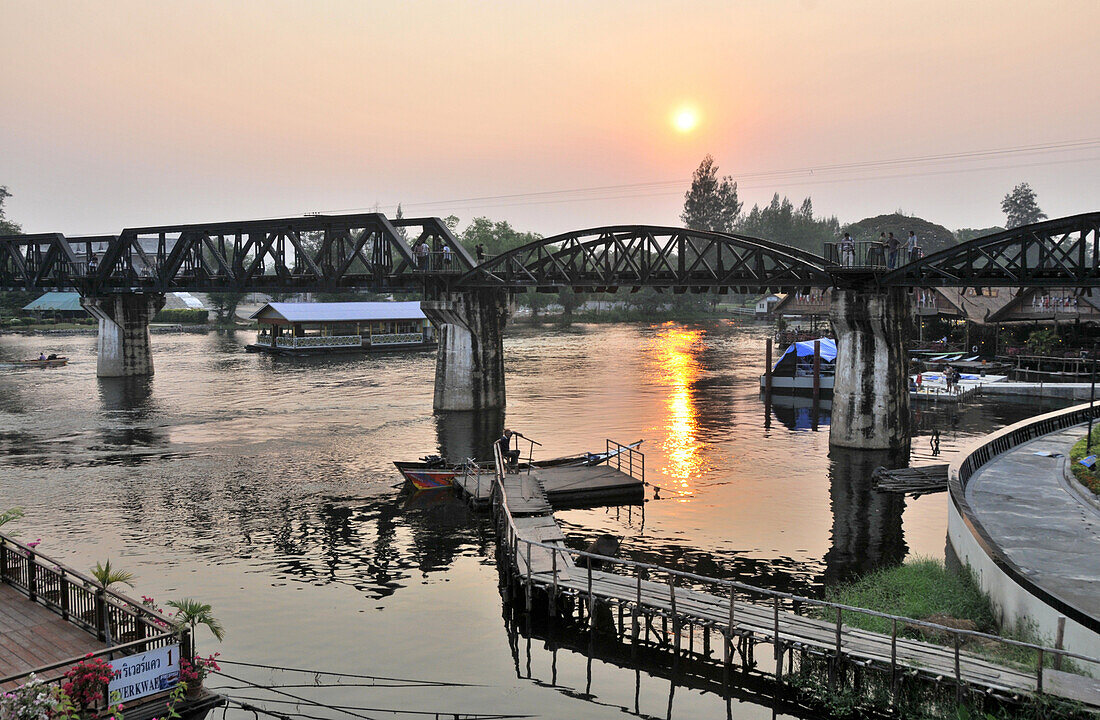 Brücke am Fluss Kwai bei Sonnenuntergang, Kanchanaburi, Thailand, Asien