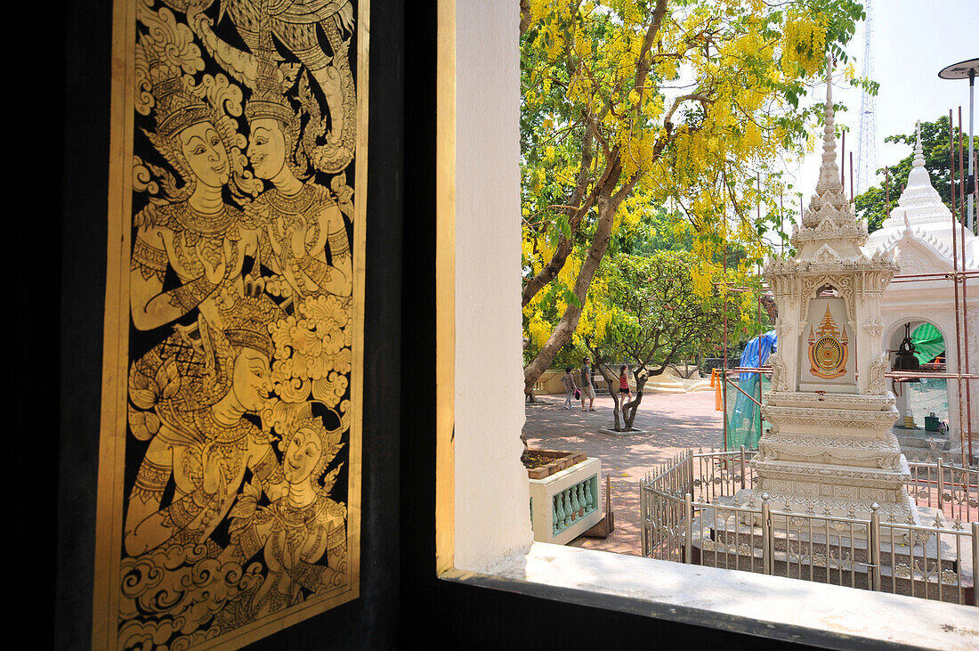 Blick aus einem Fenster auf Phra Pathom Chedi in Nakhon Pathom, Thailand, Asien