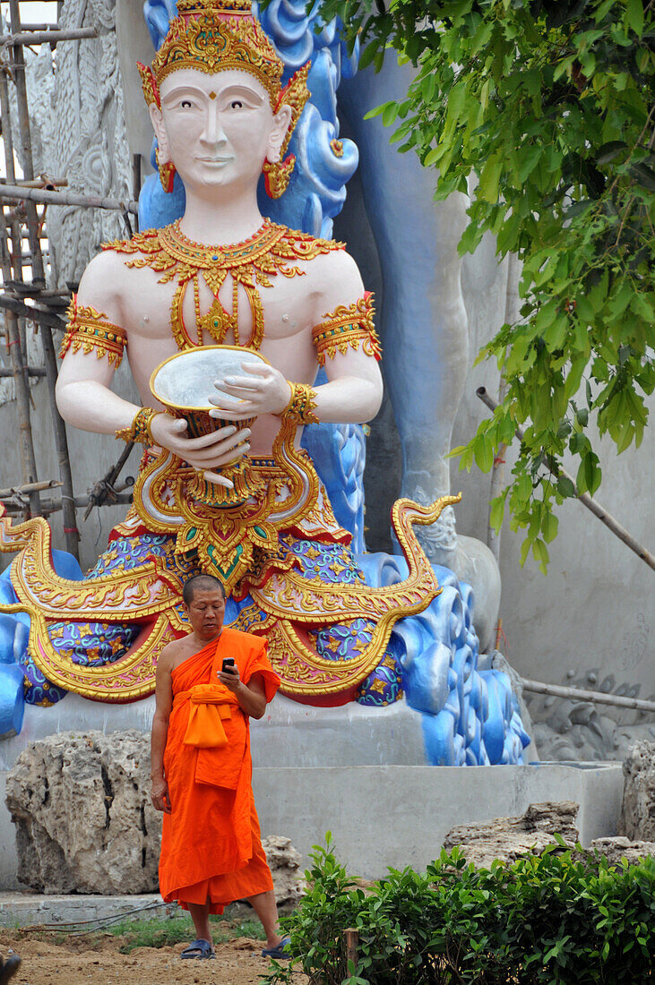 Mönch am Wat Thavron Wararam in Kanchanaburi, Thailand, Asien