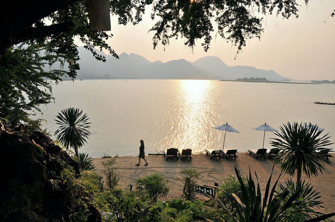 Sonnenliegen am Ufer des Kwai bei Sonnenuntergang, Kanchanaburi, Thailand, Asien