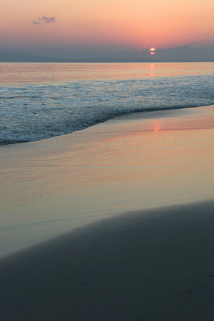 Sonnenuntergang am menschenleeren Radha Nagar Beach, Strand 7, Havelock Island, Andamanen, Indien