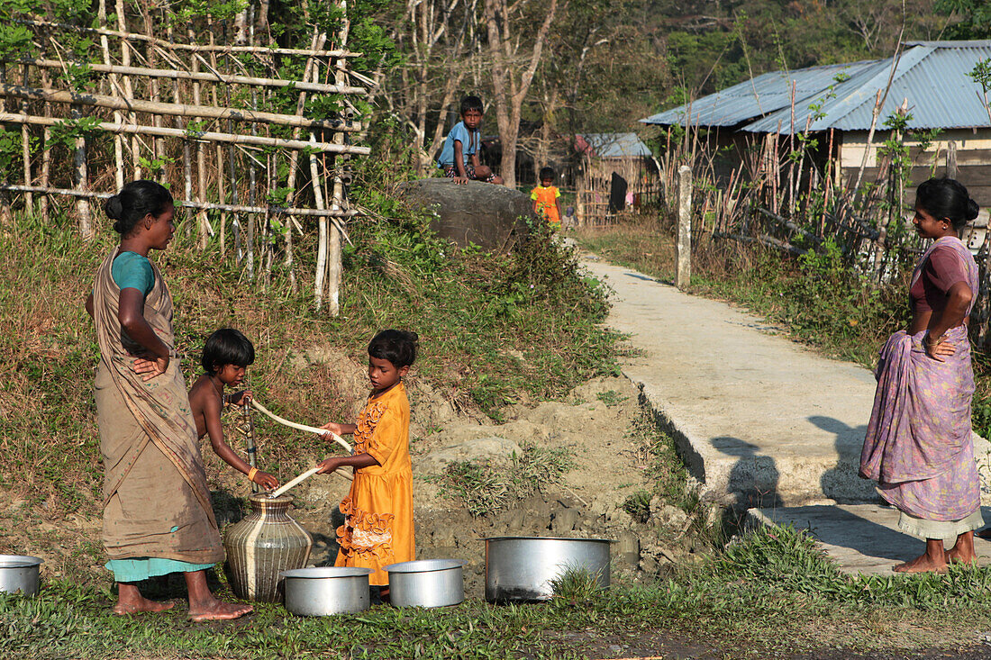Indische Frauen holen morgens Wasser vom Brunnen, Bharatang, Middle Andaman, Andamanen, Indien