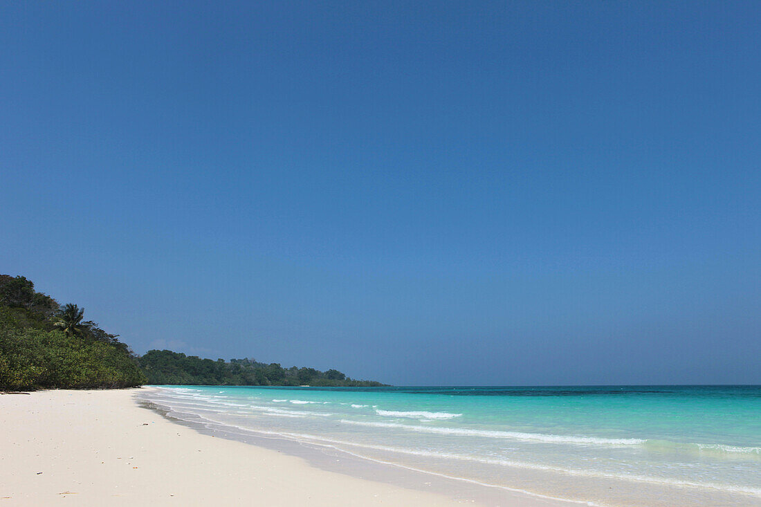 Blick über den menschenleeren Strand in der Merk Bay, North Passage Island, Middle Andaman, Andamanen, Indien