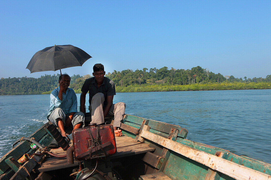 Einheimische in einem Boot vor Long Island, Bharatang, Middle Andaman, Andamanen, Indien