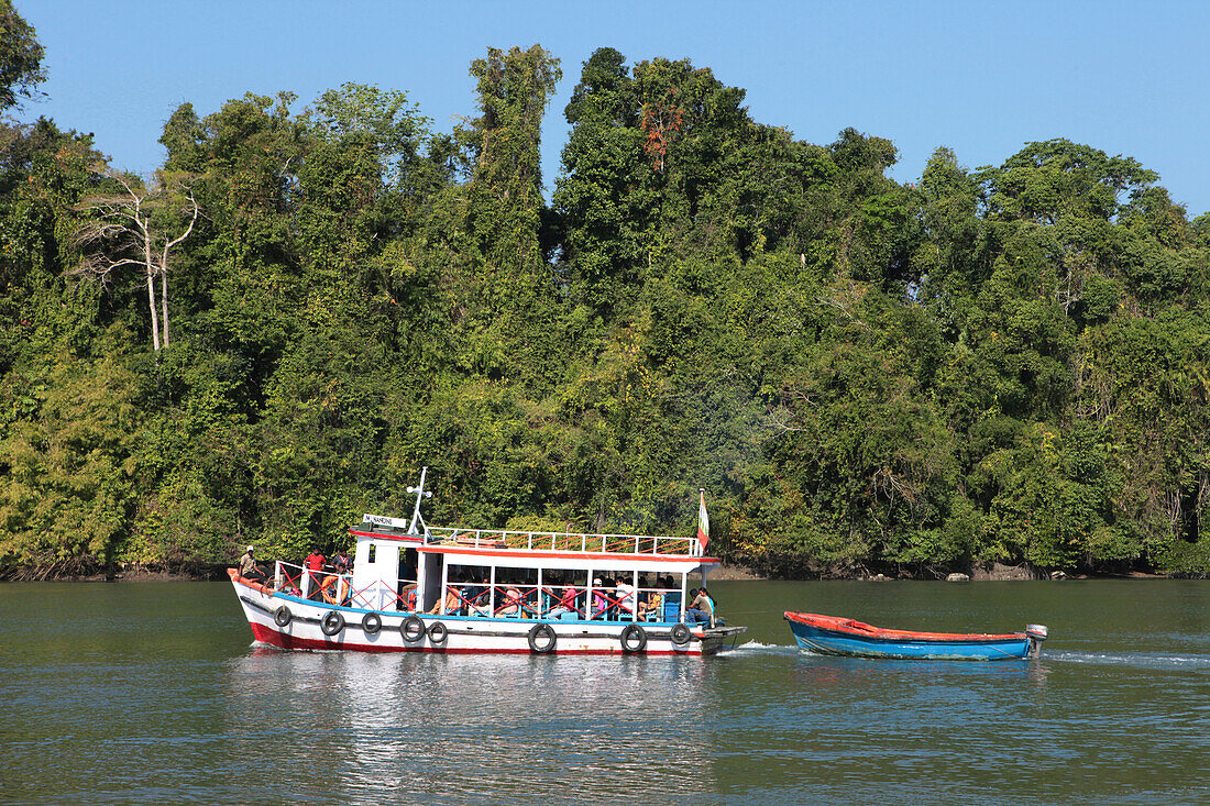 Touristenboot fährt zur Kalksteinhöhle, Uttara, Bharatang, Middle Andaman, Andamanen, Indien