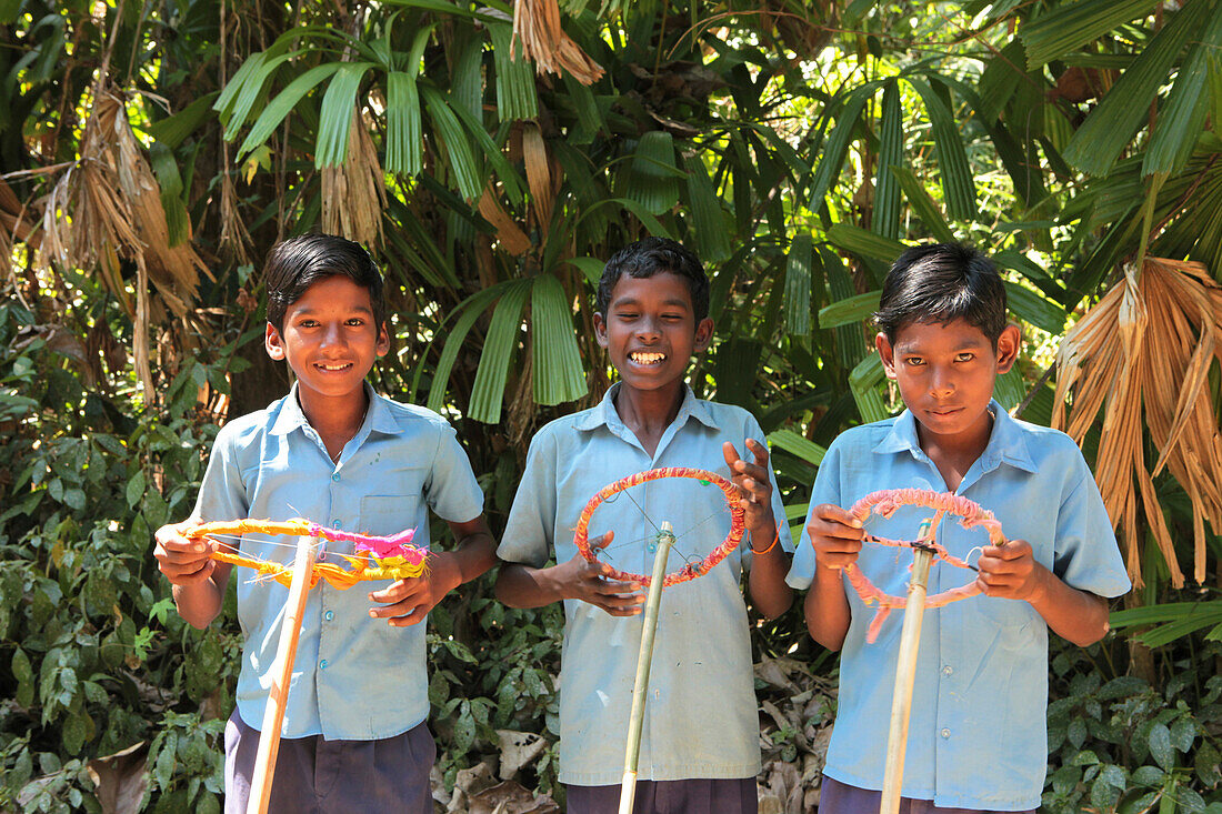 Jungen in Schuluniform spielen Auto, Bharatang, Middle Andaman, Andamanen, Indien