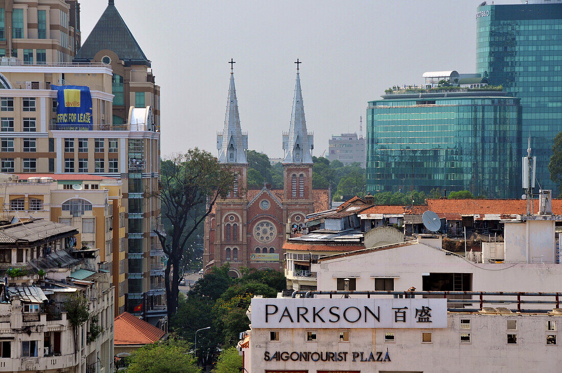 Blick über Saigon vom Hotel Caravelle mit Catedrale, Ho Chi Minh City, Vietnam