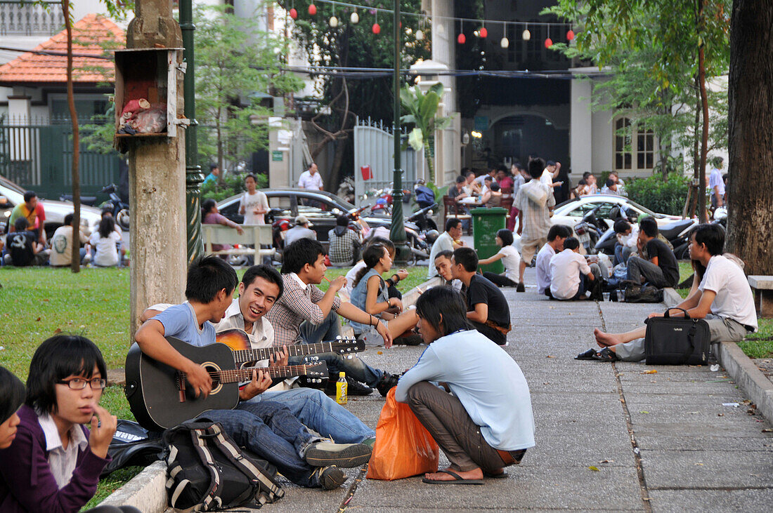 Menschen und Musiker in den Straßen von Saigon, Ho Chi Minh City, Vietnam