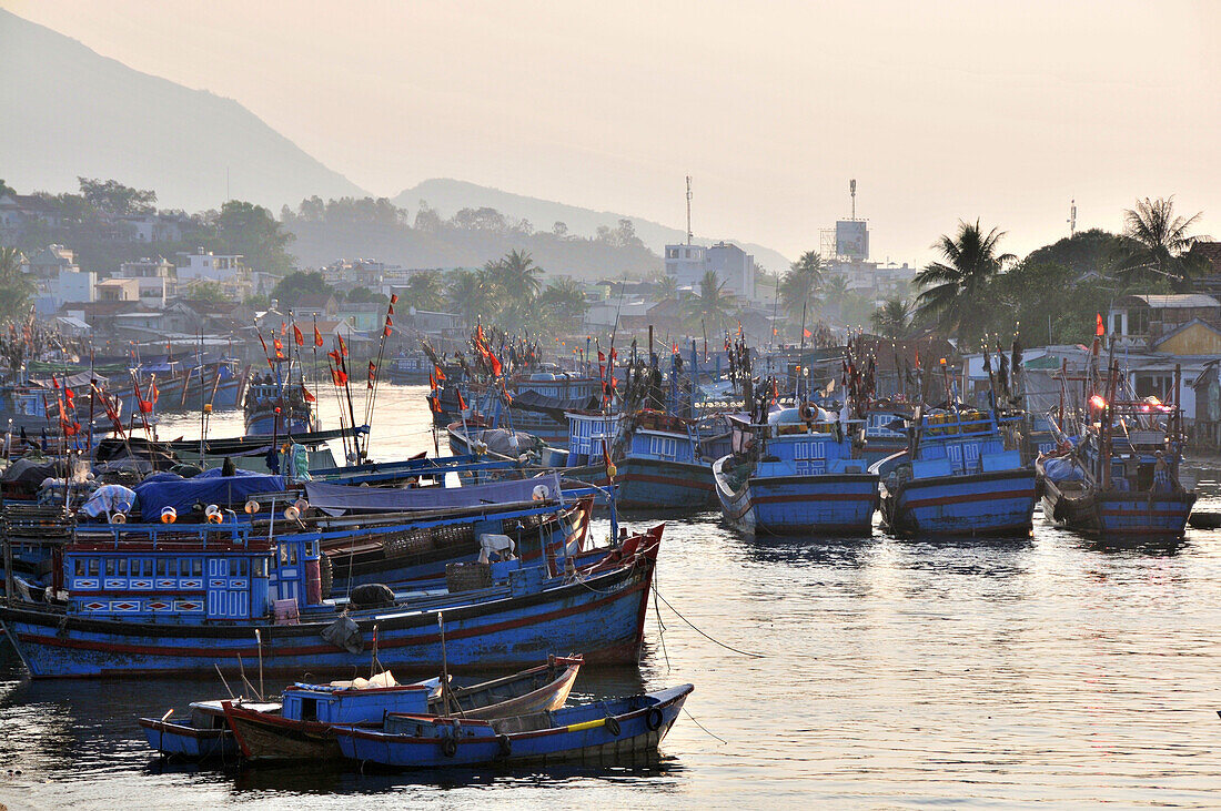 Fischerboote im Cai River Delta, Nha Trang, Vietnam