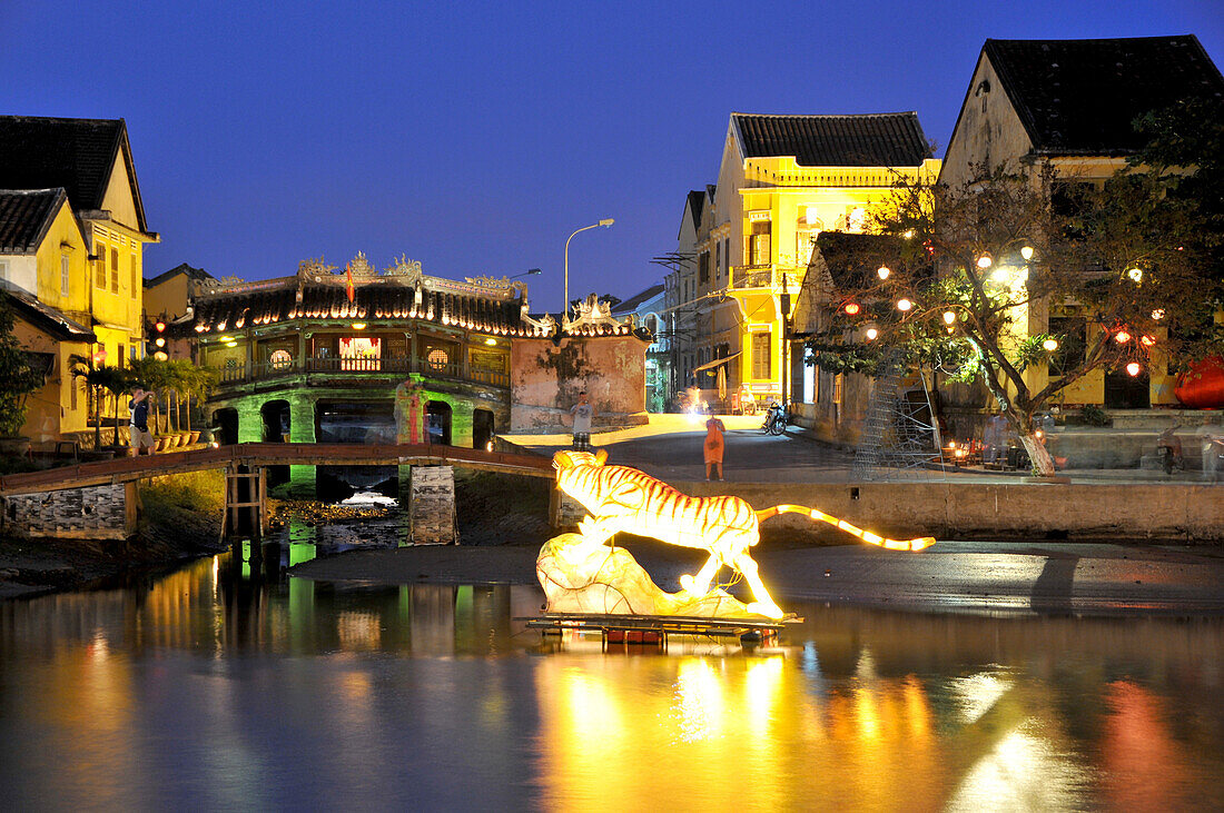 Die Japanische Brücke ist das Wahrzeichen der historischen Altstadt von Hoi An bei Da Nang, Vietnam