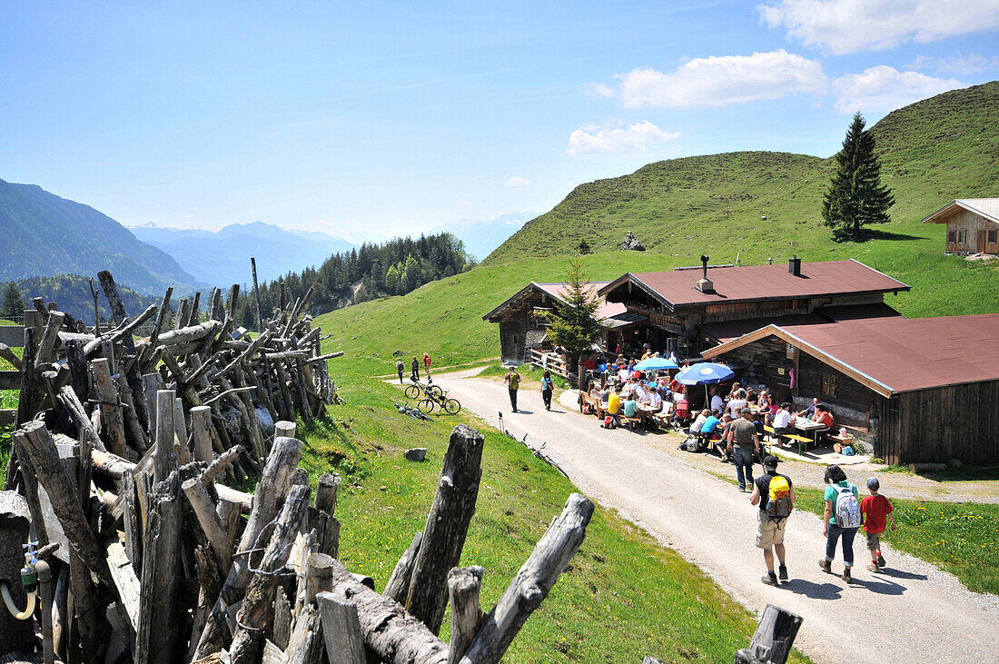 Wanderer an die Walleralm bei Scheffau am Wilden Kaiser, Tirol, Österreich