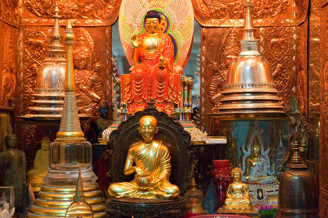 Kostbare Buddhastatuen aus Gold und mit Edelsteinen besetzt im Gangaramaya Tempel, Colombo, Sri Lanka, Asien