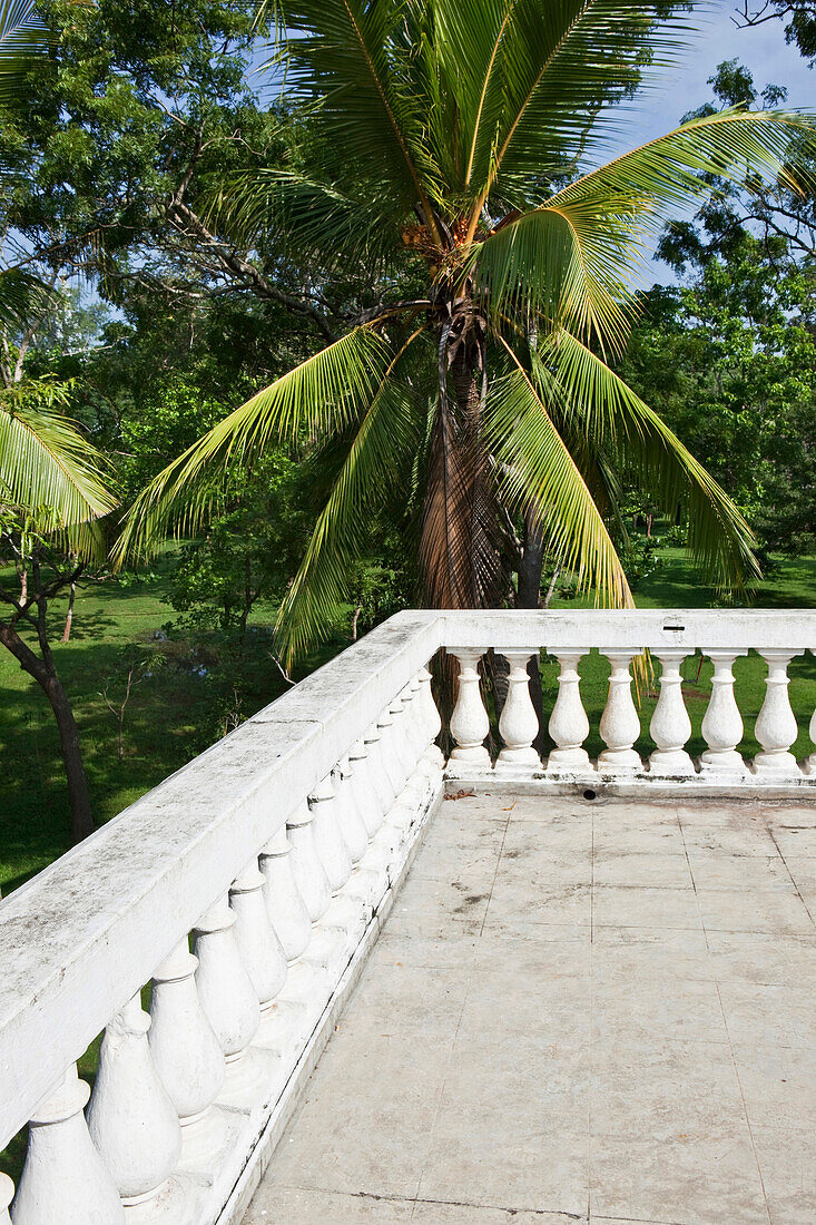 Terrasse des Tissawewa Resthouse, ein Hotel in einer alten Kolonialvilla in mitten der Sacred City, Anuradhapura, Sri Lanka, Asien